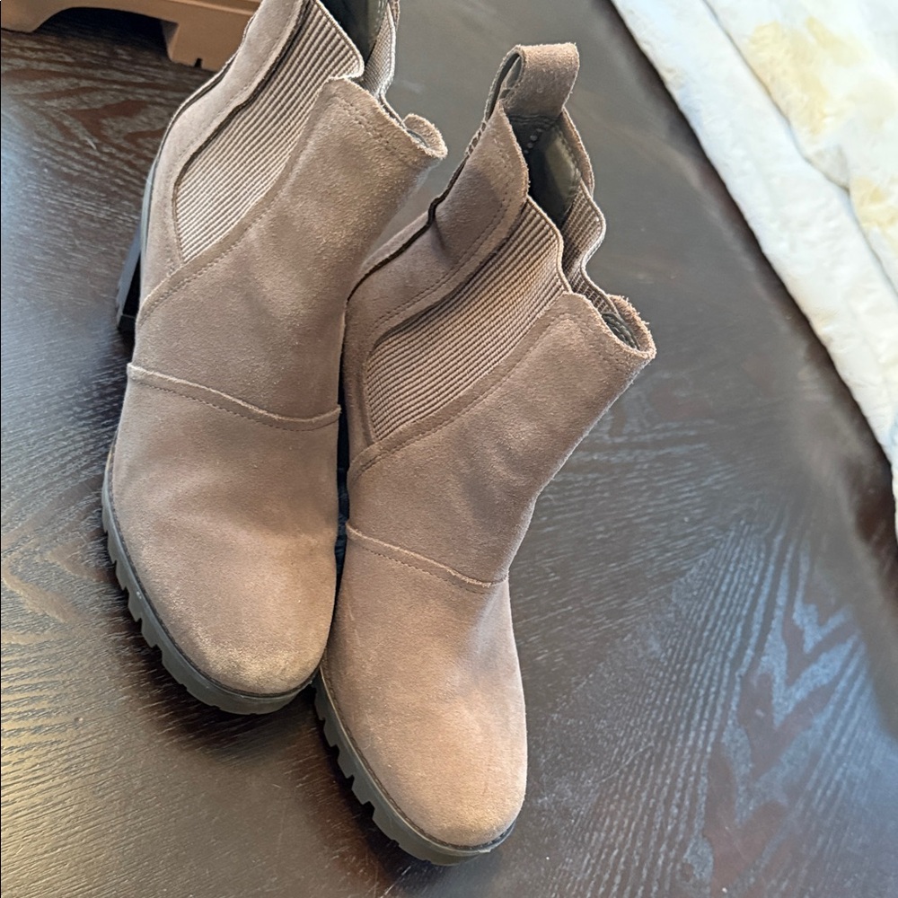 Stylish Ugg Women's Ankle Boots in Taupe